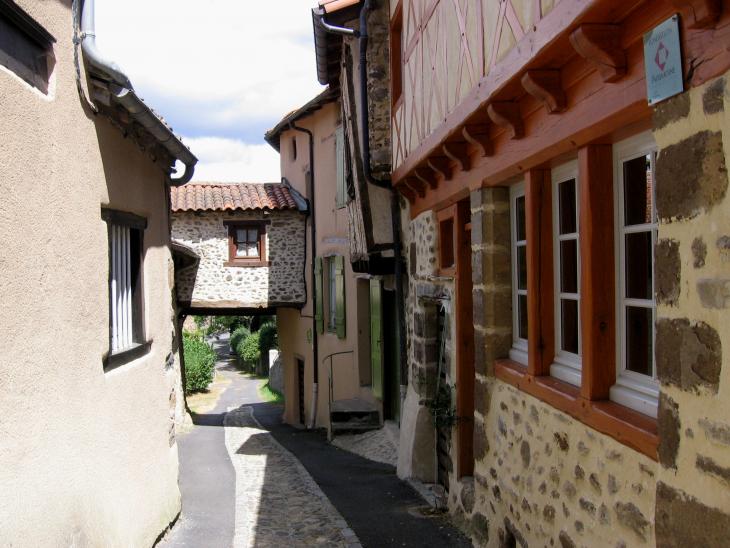 Saint Ilpize, le Chapial, rue principal du bourg médiéval